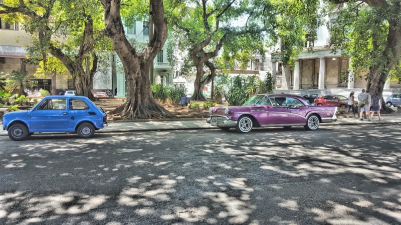 Typowy widok na ulicach Hawany. Popularne Maluchy zaparkowane obok starych, amerykańskich aut
